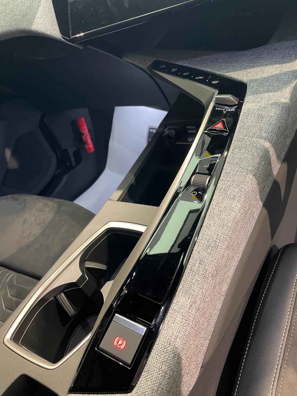 【12ショット】NEW 5008 GT HYBRIDの内装を一気見