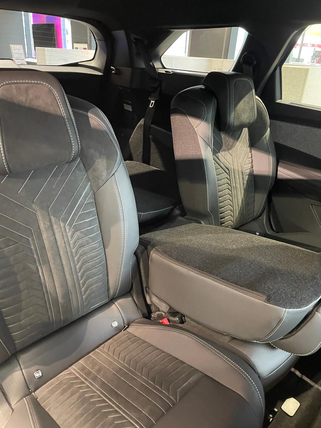 【12ショット】NEW 5008 GT HYBRIDの内装を一気見