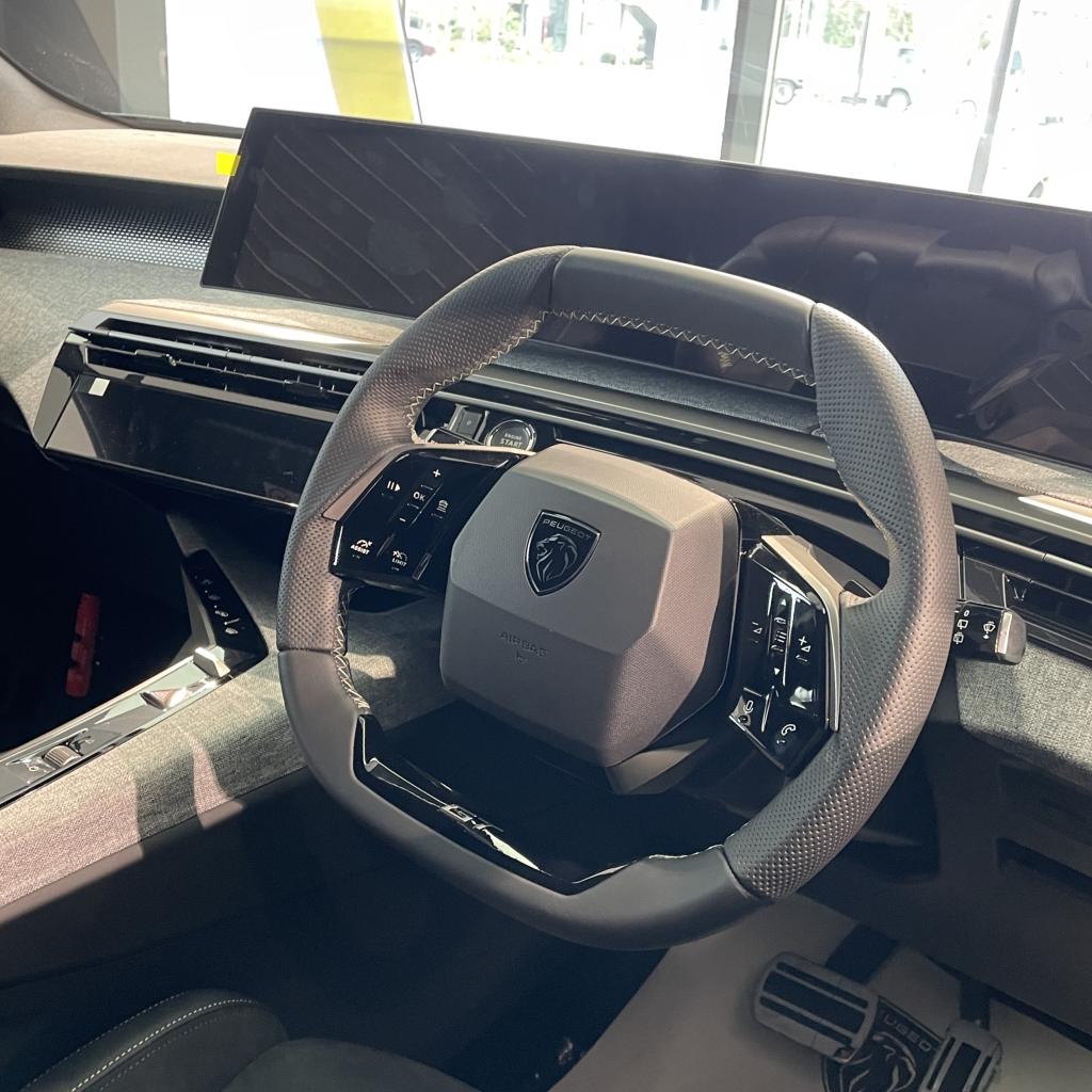 【PEUGEOT i-Cockpit®】プジョーのステアリングが小さい理由