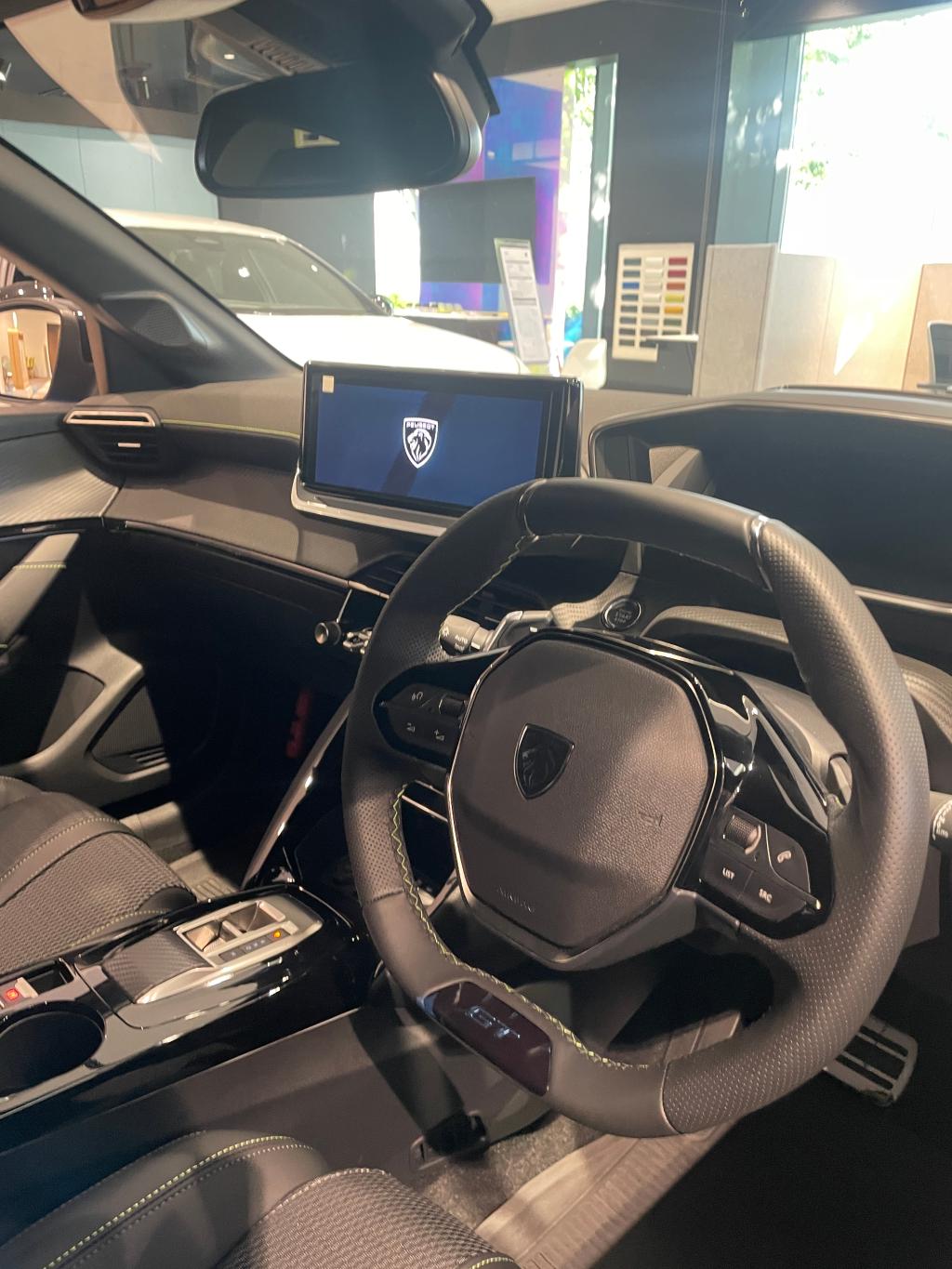 やっぱりカッコイイ【208GT HYBRID】